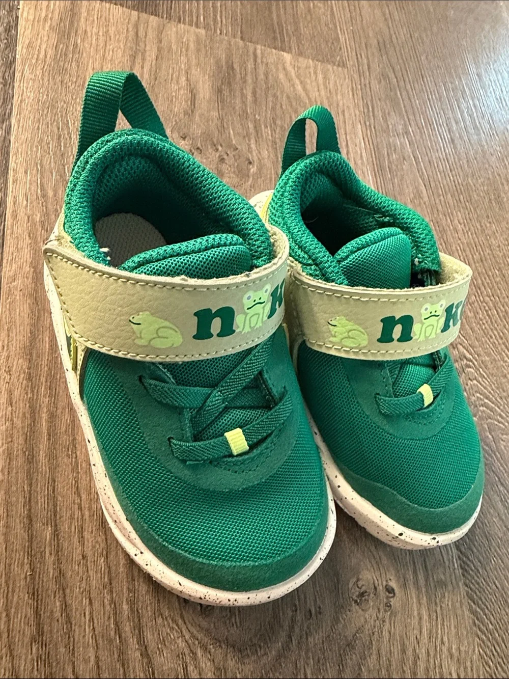 Nike Kids' 7C Green Frog Lightweight Sneaker with Speckled Sole